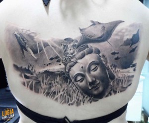 Tatuaje espalda mujer - Buda - Logia Barcelona 